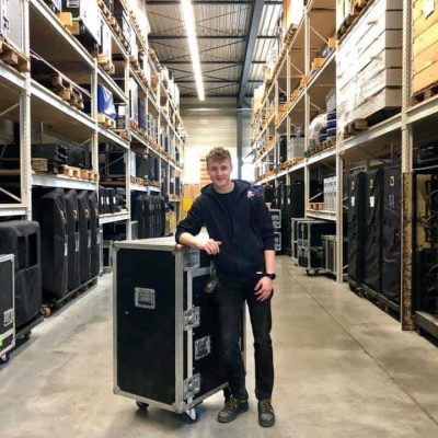 Veranstaltungstechniker Manuel Metzger Veranstaltungstechniker Manuel Metzger lehnt sich an ein großes Case. Er befindet sich im Lager der Media Resource Group in Crailsheim.